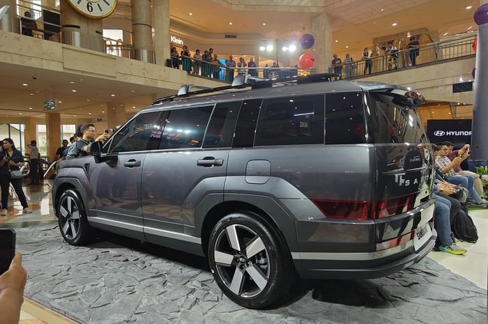 Hyundai Santa Fe varian Prime.