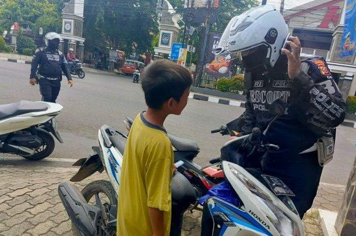 Anak usia 10 tahun kejaring razia Operasi Zebra Lodaya 2024 di Perempatan Jalan Baru Purwakarta, Nagri Kaler, Kecamatan/Kabupaten Purwakarta, Jawa Barat