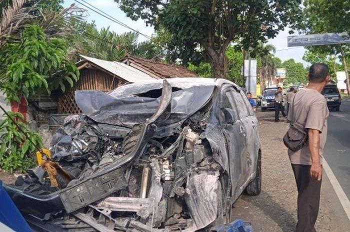 Kondisi Toyota Avanza yang dikemudikan Luqman Haiti, kakak kandung mantan Kapolri Badrodin Haiti usai kecelakaan musuh truk hingga tewaskan korban