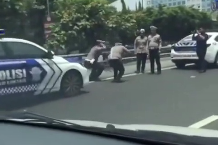 Dua anggota Polisi dihukum squat jump atasan di tepi jalan tol karena terlambat amankan jalur saat tamu negara Singapura melintas