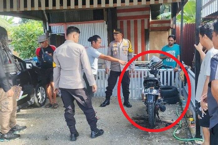 Motor bebek 2-Tak Yamaha dibakar orang misterius di teras rumah pemiliknya di Lingkungan Galung, Galung, Tapalang, Mamuju, Sulawesi Barat