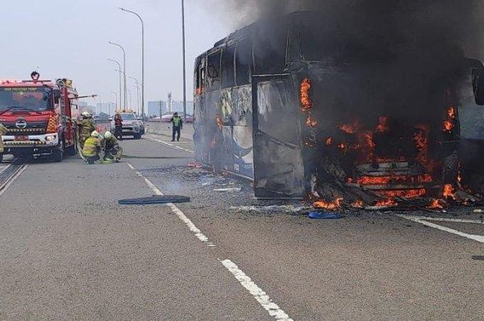 Bus pariwisata muatan rombongan TK terbakar di KM 3 tol Wiyoto Wiyono