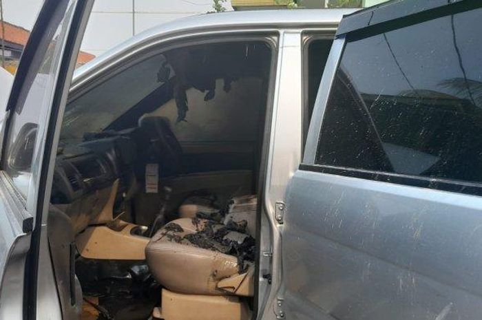 Kabin Isuzu Panther kena teror bom molotov hingga meleleh terbakar di Jl Pratama 2 Dalam, Pejuang, Medan Satria, kota Bekasi, Jawa Barat, (21/10/24)