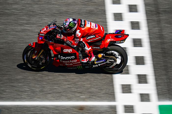 Enea Bastianini memenangkan Sprint Race MotoGP Thailand 2024. Jorge Martin makin unggul dari Bagnaia. 