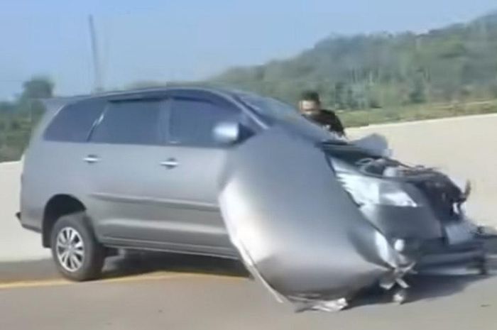 Toyota Kijang Innova ringsek usai terlibat kecelakaan di Tol Semarang-Solo