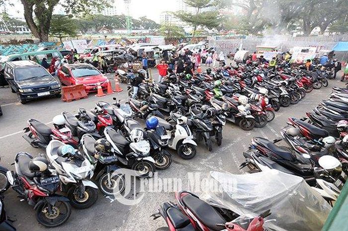 Ilustrasi parkir kendaraan di Kota Medan
