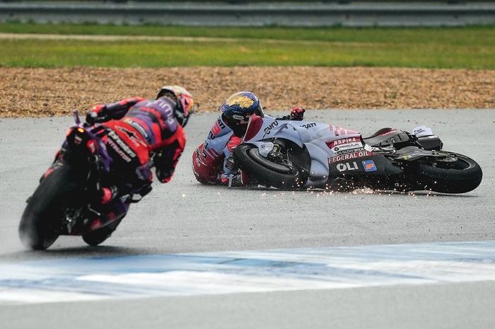Marc Marquez terjatuh saat di posisi kedua MotoGP Thailand 2024. Berikan peluang besar bagi Jorge Martin di klasemen
