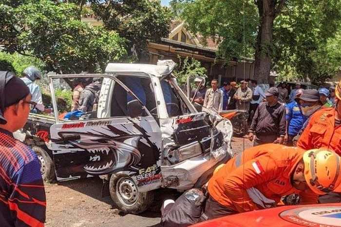 Tim SAR berhasil mengevakuasi Suzuki Carry pikap dari dalam kali usai tabrakan dengan Mitsubishi Xpander di Bondowoso, Jawa Timur
