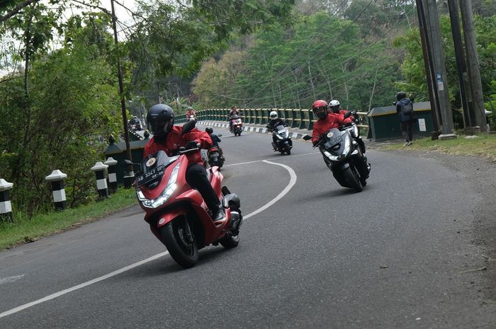 Saat melewati jalan menurun panjang rem motor disarankan dipakai bergantian