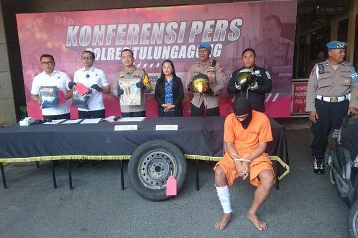 Kasyono (37) berbaju oranye menjadi pentolan aksi maling modus tusuk ban mobil dan pecah kaca yang dirngkus Polres Tulungagung