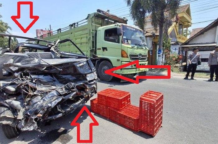 Dalam tanda panah menunjukan kondisi Mitsubishi L300 yang hancur lebur usai tabrak truk pengangkut bata ringan di depan kantor kecamatan Papar, Kediri, Jawa Timur