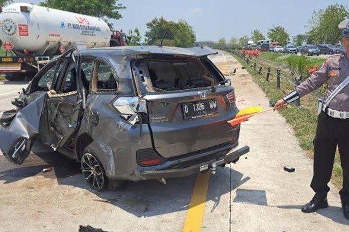 Kondisi Honda Mobilio yang menabrak kencang Isuzu Traga muatan cabai yang alami pecah ban di tol Jombang-Mojokerto