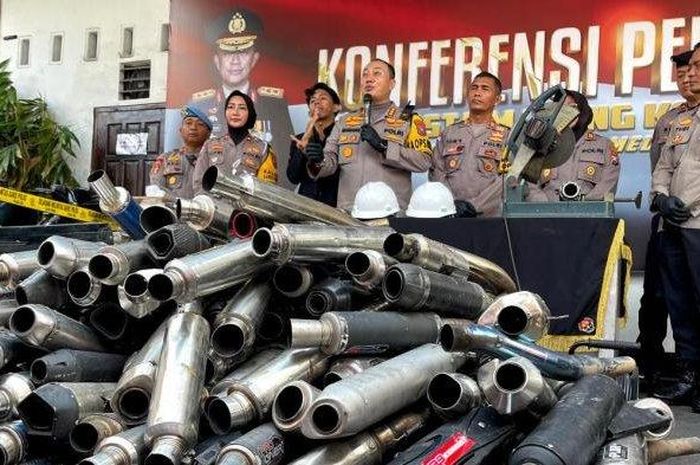 Ratusan knalpot brong dipotong-potong polisi di Malang