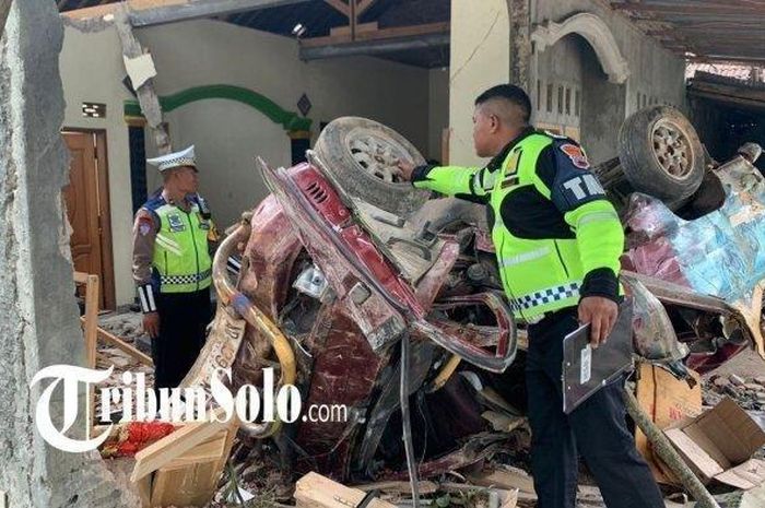 Suzuki Carry timpa rumah warga di Wonogiri (25/10/2024).