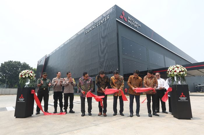Peresmian Mitsubishi Motors Training Center baru di Cibitung Bekasi Jawa Barat dengan nilai investasi Rp 250 miliar dan diklaim terbesar di ASEAN