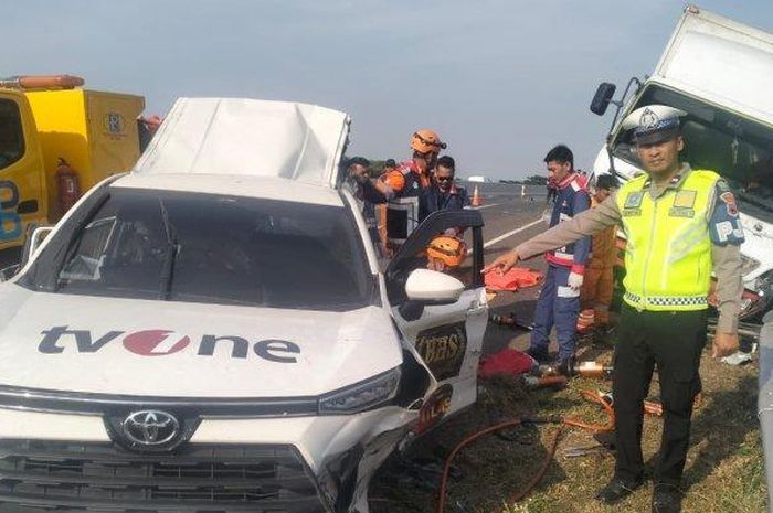 Mobil rombongan TV One alami kecelakaan di jalan Tol Pemalang.