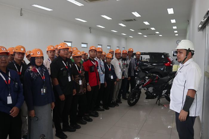 Ratusan guru grebek pabrik Suzuki Cikarang
