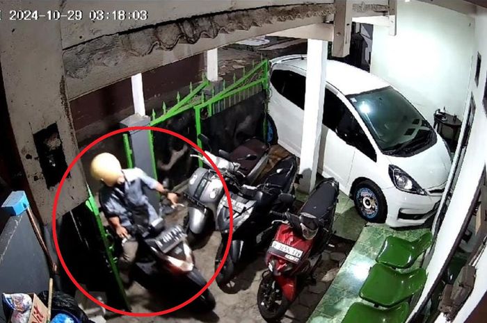 Dalam lingkaran merah, pelaku maling Honda BeAT Street dari parkiran rumah kos-kosan di Jl Akses UI, Kelapa Dua, Cimanggis, kota Depok