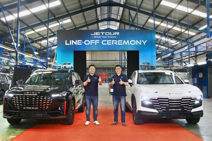 Line Off Ceremony produksi Jetour Dashing dan X70 Plus di PT Handal Indonesia Motor bersama Jacky Yang, President Director PT Jetour Motor Indonesia (kiri) dan I.G.P Rampai Surya Budhi selaku Holding Director PT Handal Indonesia Motor (kanan)