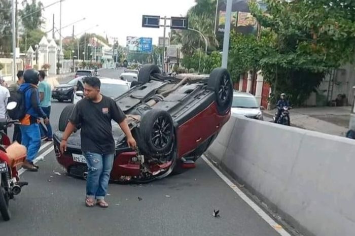 Mazda CX-5 kayang tatap langit di overpass Manahan Solo, Jawa Tengah setelah tabrak Toyota Kijang Innova