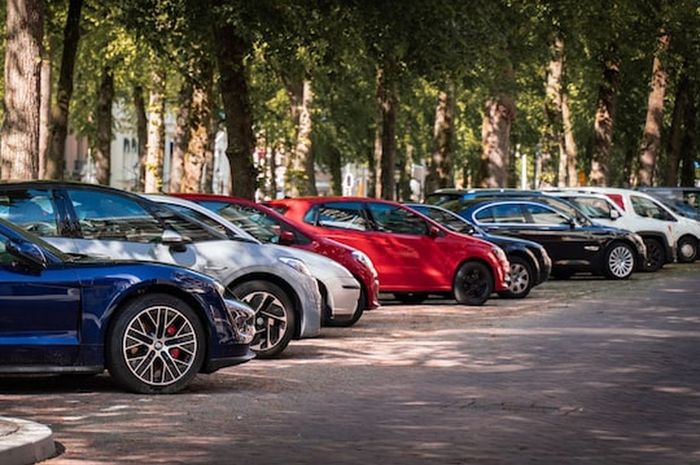 Ilustrasi parkir mobil 