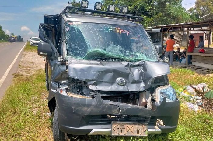 7 mobil terlibat kecelakaan beruntun berawal emak-emak bermotor seenaknya lakukan ini di jalan