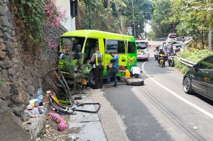 Isuzu Elf rombongan siswa SMK 2 Antartika Sidoarjo, Jawa Timur kecelakaan di kawasan Puncak Jurang Ampel Prigen, kabupaten Pasuruan