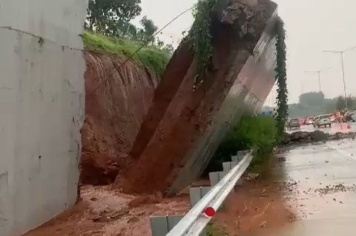 Dinding Penahan Tanah (DPT) Jalan Tol Serpong &ndash; Cinere sepanjang 25 meter longsor