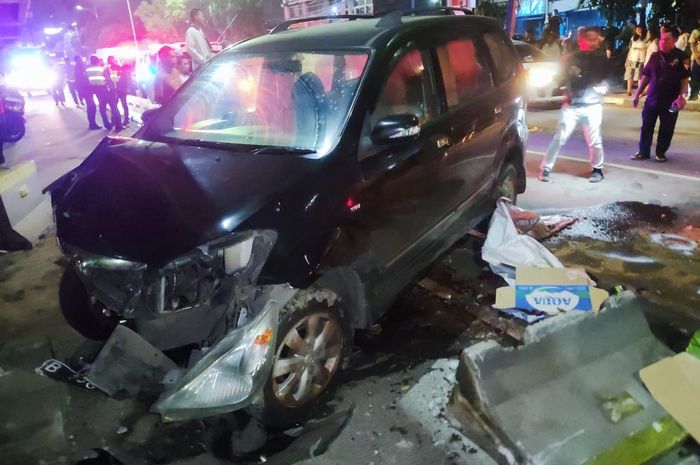Toyota Avanza tabrak dua motor dan beton separator busway di jalan Latumenten, Jakarta Barat