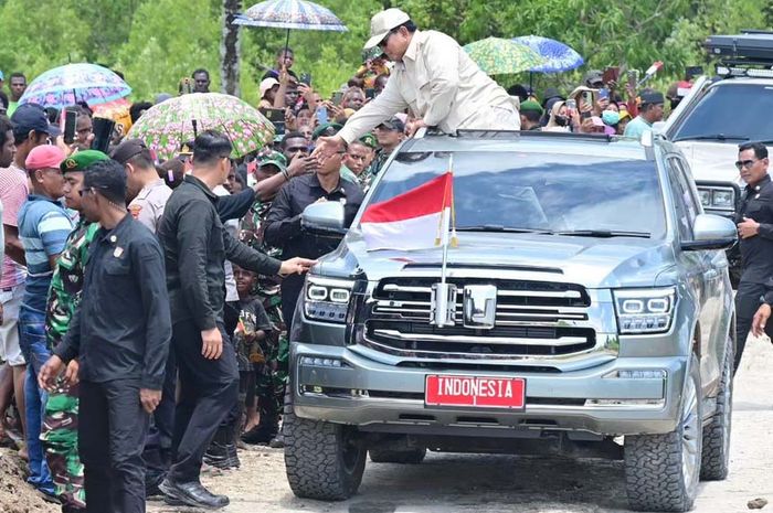 Presiden Prabowo naik GWM Tank 500 di Papua