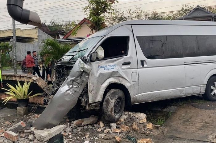 Toyota HiAce travel asal Pacitan tabrak pagar rumah dan tiang listrik hingga sopir dan satu penumpang terlempar keluar kabin