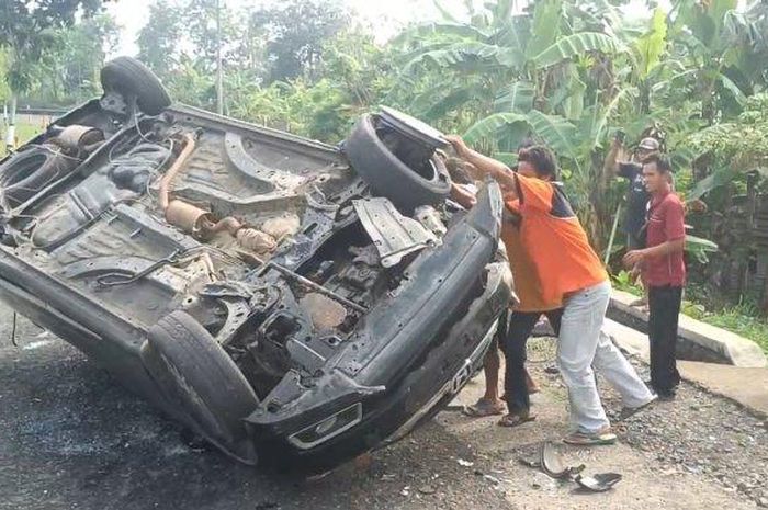Honda Mobilio terbalik usai tabrak pejalan kaki di jalan raya Patiraja-Purwokerto, desa Kedungrandu, kabupaten Banyumas, Jawa Tengah