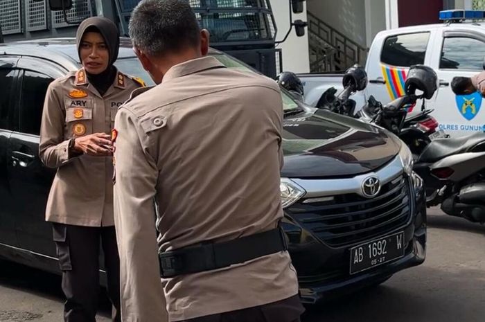 Kapolres Gunungkidul, AKBP Ary Murtini di dekat Toyota Avanza milik pengemudi taksi online yang berhasil diamankan usai dibegal penumpang