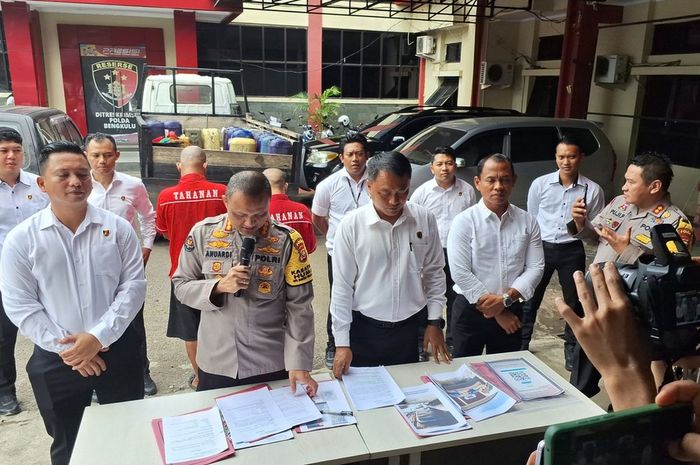 Konferensi Pers penangkapan dua penimbun BBM Subsidi dengan banyak barcode MyPertamina oleh Polda Bengkulu