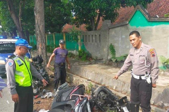 Polisi olah TKP kecelakaan adu banteng 2 Vs 1 antara Yamaha Aerox 155 lawan Honda Revo dan Vario 125 di jalan raya Magelang-Semarang, Secang, kabupaten Magelang, Jawa Tengah