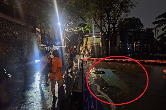 Dalam lingkaran merah, angkot D-01 jurusan Kebayoran Lama-Ciputat tercebur kali Grogol di Jl Jatayu, Kebayoran Baru, Jakarta Selatan