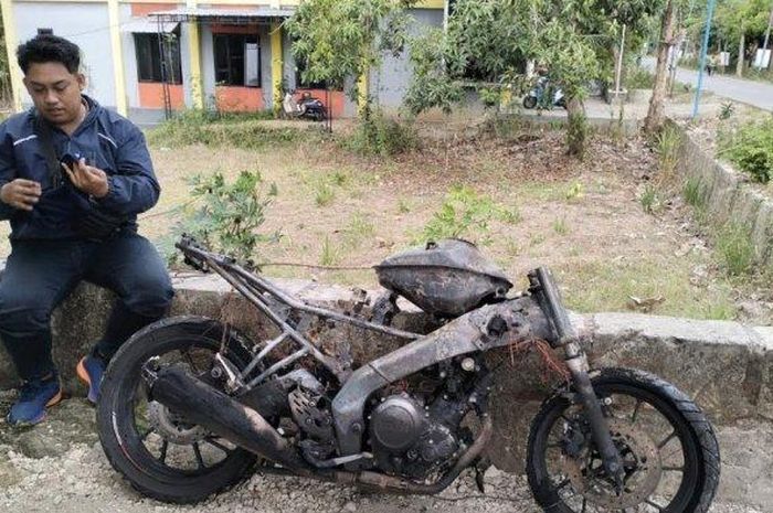 Yamaha V-Ixion sisa kerangka dengan kondisi hangus akibat terbakar di jalan raya Trucuk, desa Sumberrejo, Trucuk, Bojonegoro, Jawa Timur