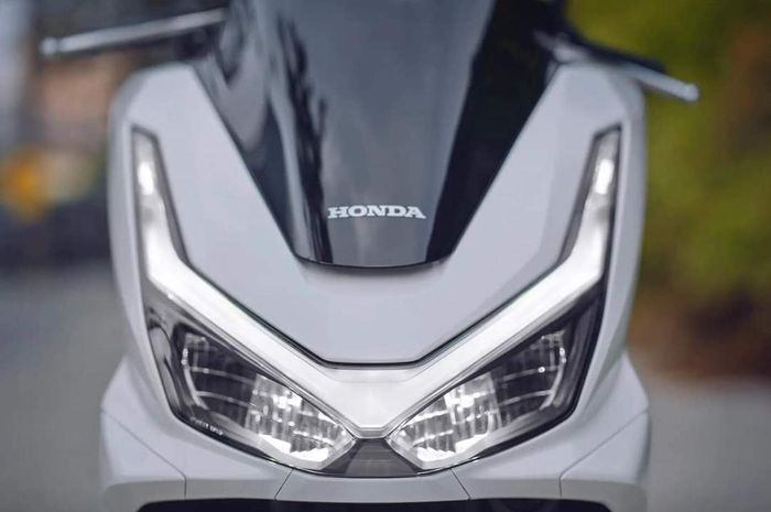 Tampak lampu depan Honda PCX 2025 yang lebih tegas