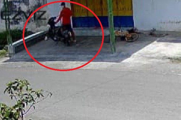 Aksi pencurian Honda Supra X 125 di desa Jombatan, Kesamben, kabupaten Jombang, Jawa Timur terjadi pada siang bolong