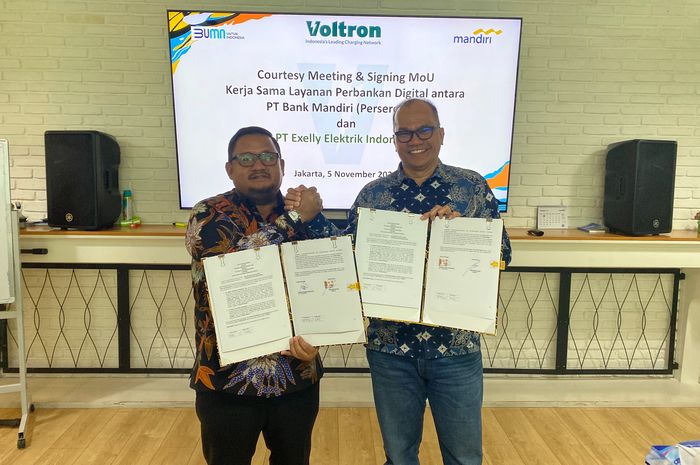 Penandatanganan nota kesepahaman antara Voltron dengan Livin' by Mandiri