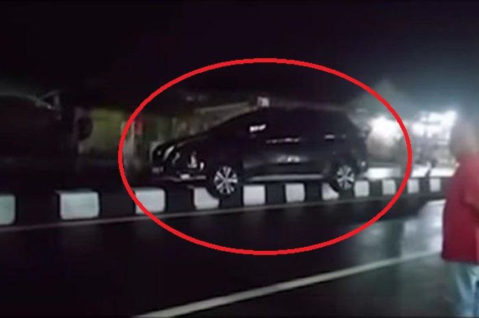Dalam lingkaran merah Nissan Livina tersangkut trotoar pembatas jalan di pertigaan exit tol Ngawen, Jalan Jatinom, Desa Kwaren, Kecamatan Ngawen, Kabupaten Klaten, Jawa Tengah