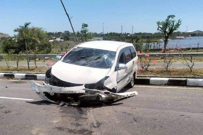Toyota Avanza porak-poranda setelah alami kecelakaan tunggal di ByPass BIL-Mandalika KM 5, dusun Kadek, desa Segala Anyar, Pujut, Lombok tengah, Lombok, Nusa Tenggara Barat