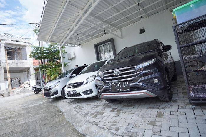 Ilustrasi garasi yang dihuni lebih dari satu mobil