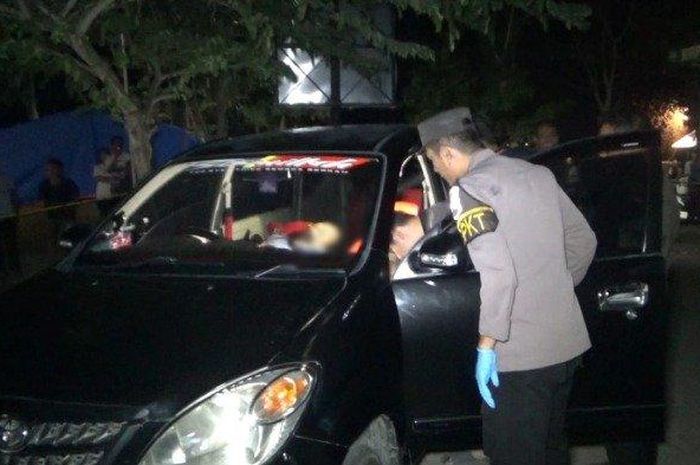 Toyota Avanza yang menjadi travel tabrak beberapa motor di pasar Baru Parang Magetan, pengemudi kena serangan jantung