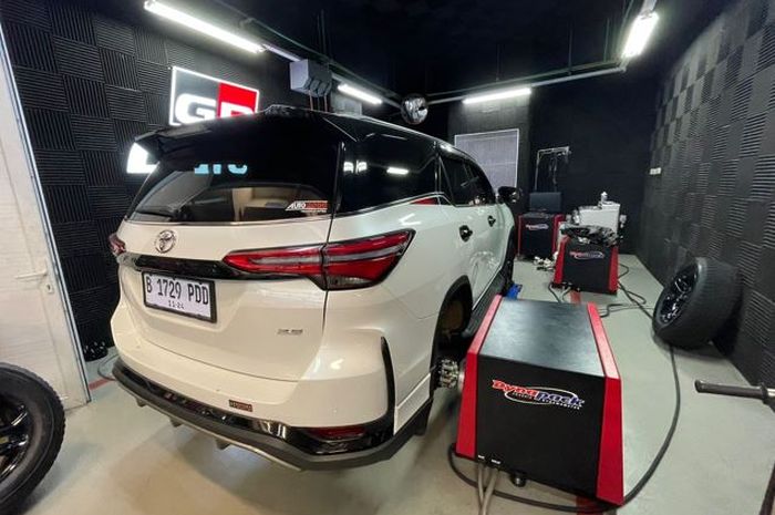 GR Enthusiast melakukan bedah performa Toyota New Fortuner with GR Parts dengan dyno test