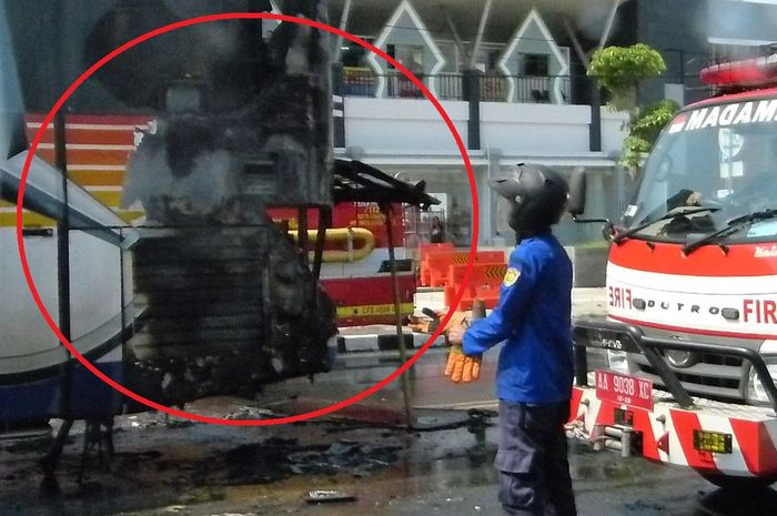 Dalam lingkaran merah bagian ekor atau area mesin bus Bayu Mawla Putra yang terbakar tepat di depan Polres Purworejo