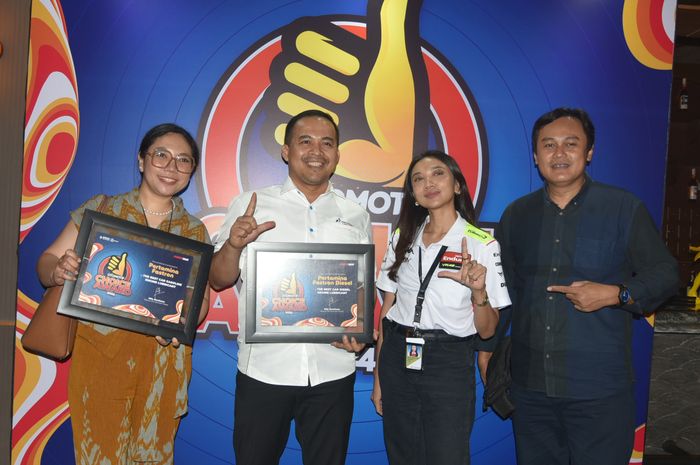Pertamina Lubricants di OCA 2024, berhasil mendapatkan dua penghargaan sekaligus, yakni kategori Oli Mesin Bensin Mobil (Car Gasoline Engine Lubricant), untuk produk Pertamina Fastron