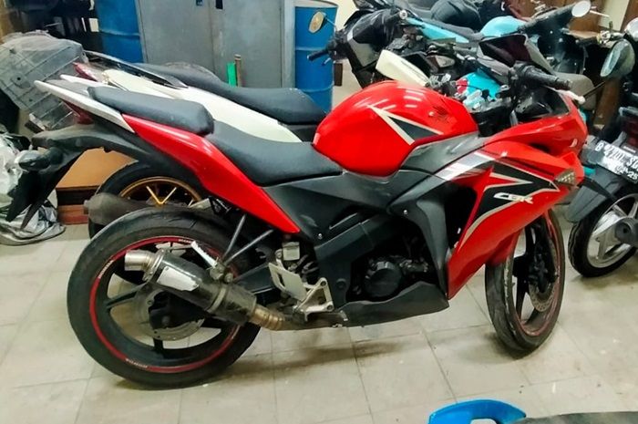 Knalpot modifikasi terpasang di motor murah Honda CBR 150 ini.