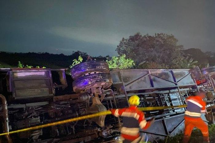 Bus PO Tjipto Gunung Mas rebahan di Tol Pekalongan