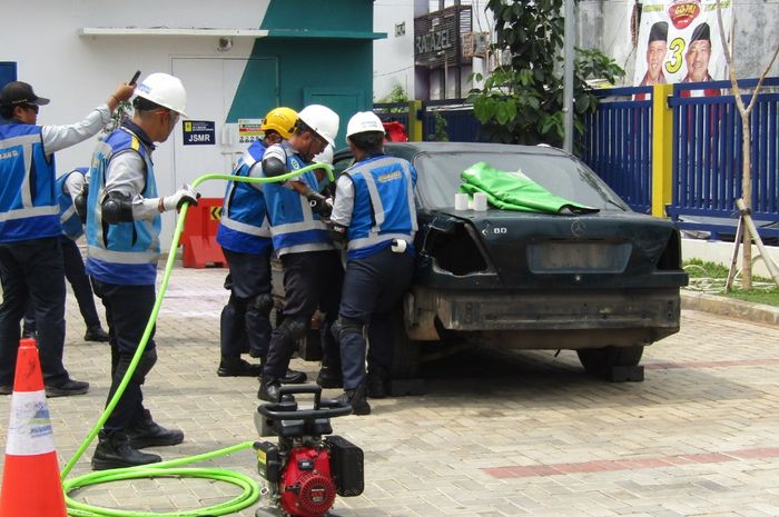 Proses latihan penyelamatan oleh Jasa Marga